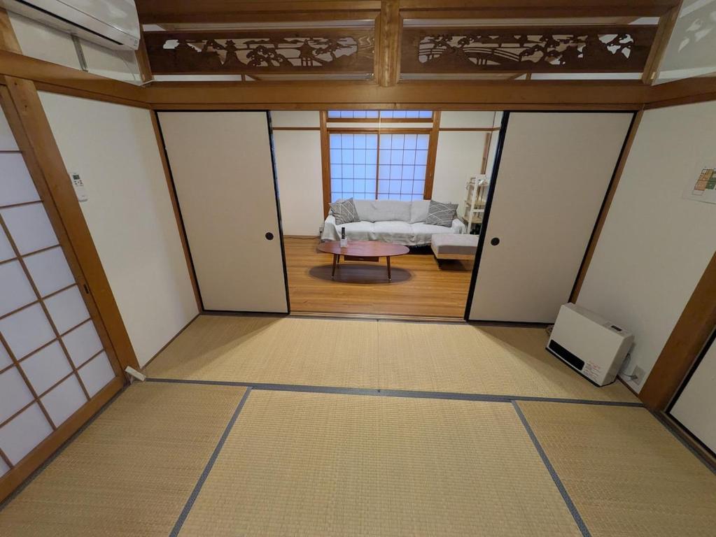 Postel nebo postele na pokoji v ubytování Villa Hachiman-bori ヴィラ八幡堀
