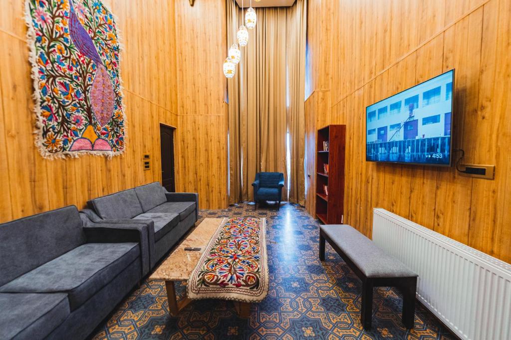 TV a/nebo společenská místnost v ubytování Chinar Wood Cottage