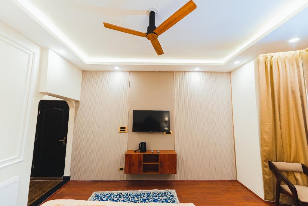 TV a/nebo společenská místnost v ubytování Chinar Wood Cottage