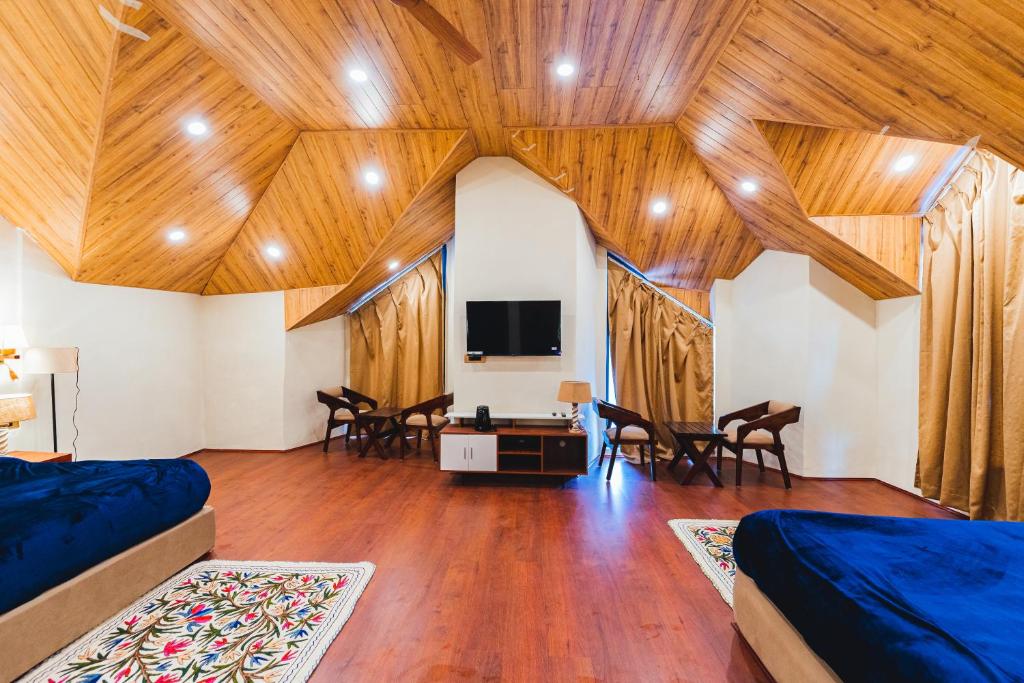 TV a/nebo společenská místnost v ubytování Chinar Wood Cottage