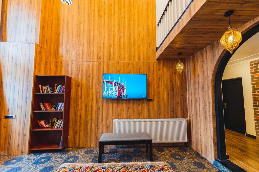 TV a/nebo společenská místnost v ubytování Chinar Wood Cottage