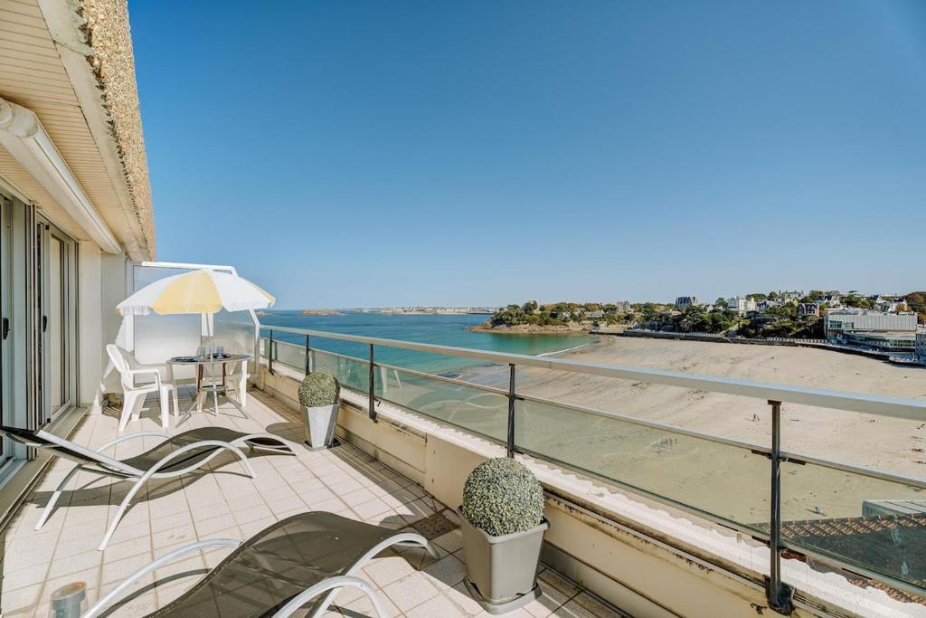 Elle comprend un balcon offrant une vue sur la plage. dans l'établissement Le Crystal Studio Terrasse Vue mer Direct plage, à Dinard
