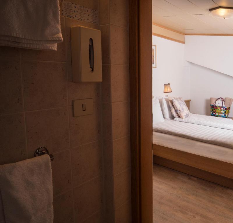 Postel nebo postele na pokoji v ubytování Hotel Arnika
