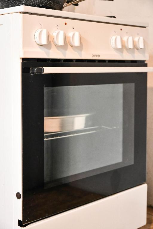 un horno blanco y negro en una cocina en Hostel 2VB, en Shkodër