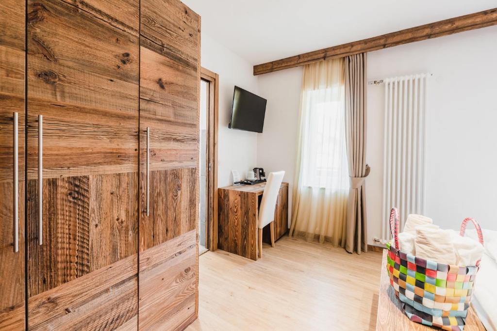 TV a/nebo společenská místnost v ubytování Hotel Arnika