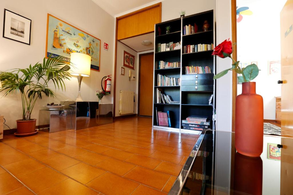 salon z półką z książkami w obiekcie Welcome Home w mieście Lido di Ostia