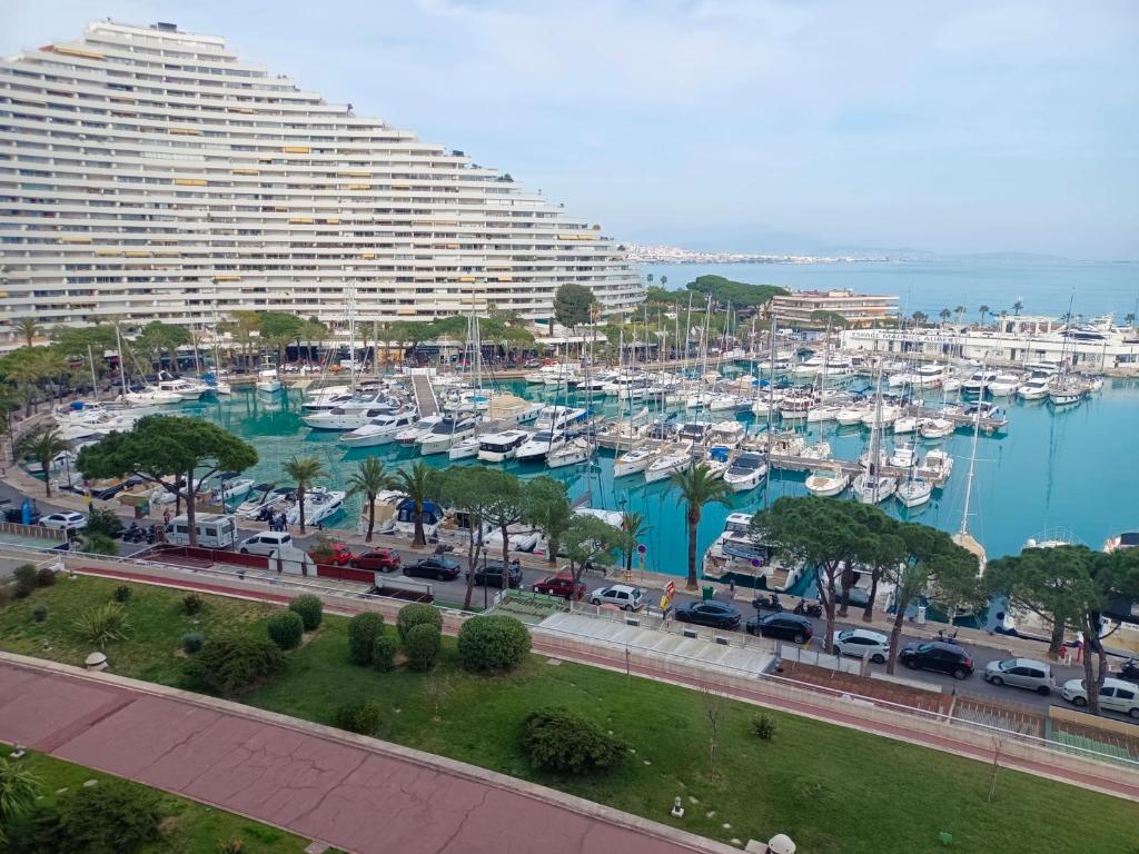 un port de plaisance avec des bateaux et un grand hôtel dans l'établissement Grand studio vue mer à Marina Baie des Anges, à Villeneuve-Loubet