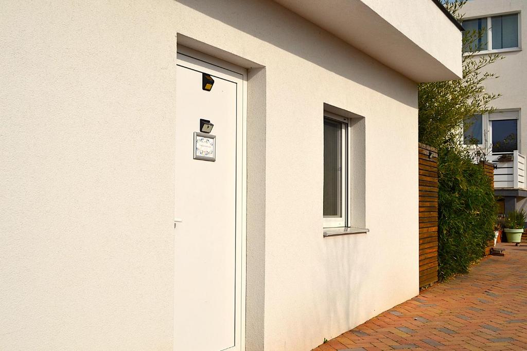 a white door on the side of a building at Ferienwohnungen Halbturn in Halbturn