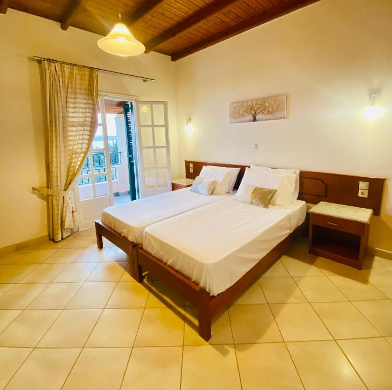 Postel nebo postele na pokoji v ubytování Aphrodite Suites & Apartments with Swimming Pool