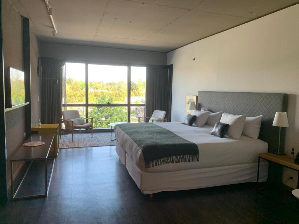 Una cama o camas en una habitación de KOS Pilar Hotel