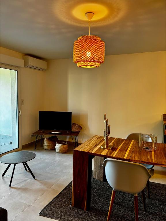 - un salon avec une table à manger et une lampe dans l'établissement Appartement AMBRE T2 a 100 Métres de la Mer, à Saint-Florent
