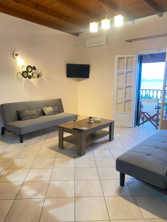 Posezení v ubytování Aphrodite Suites & Apartments with Swimming Pool