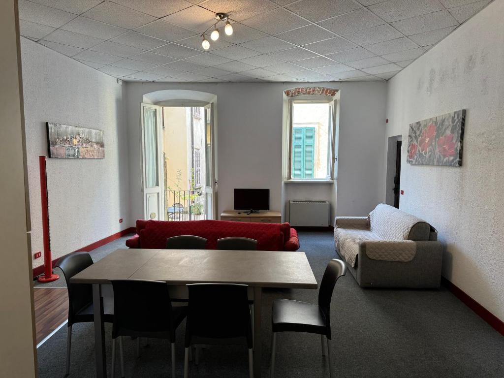 ein Wohnzimmer mit Tisch und Couch in der Unterkunft Apartments Cabianchi in Orta San Giulio