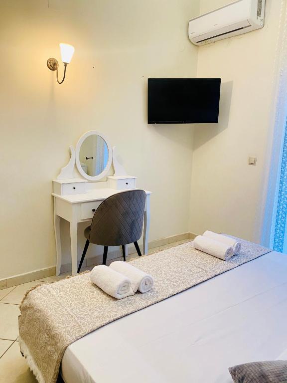 Postel nebo postele na pokoji v ubytování Aphrodite Suites & Apartments with Swimming Pool