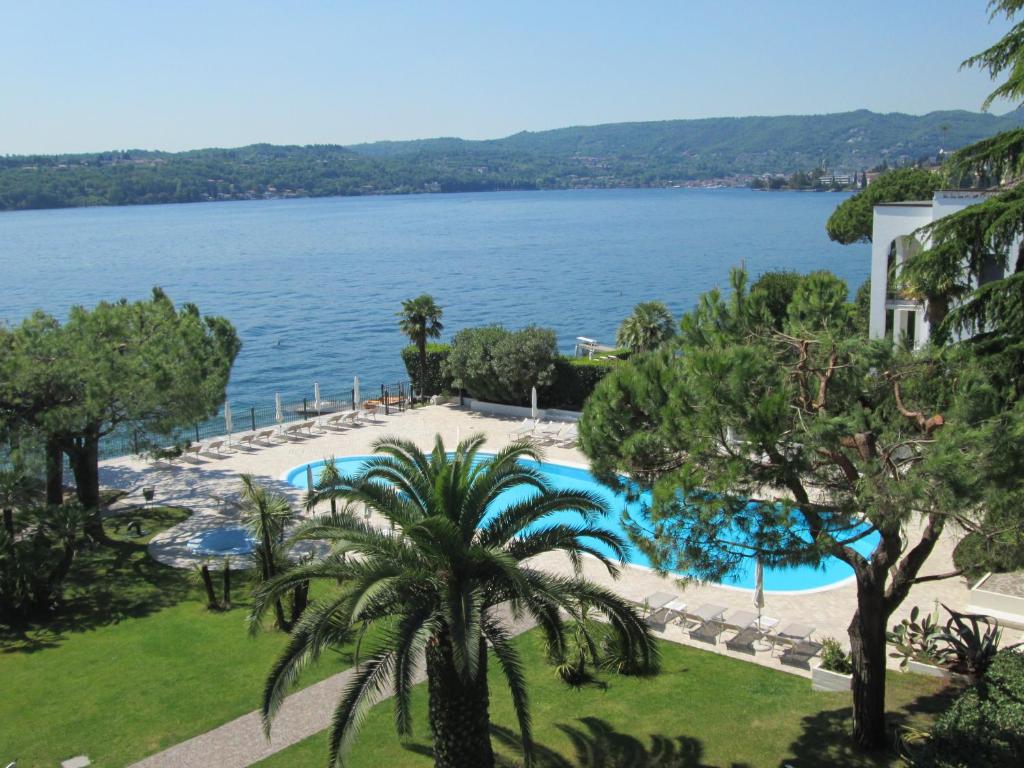 サロにあるHotel Spiaggia d'Oro - Charme & Boutique - Garda Lake Collectionの湖の景色を望むアパートメントです。