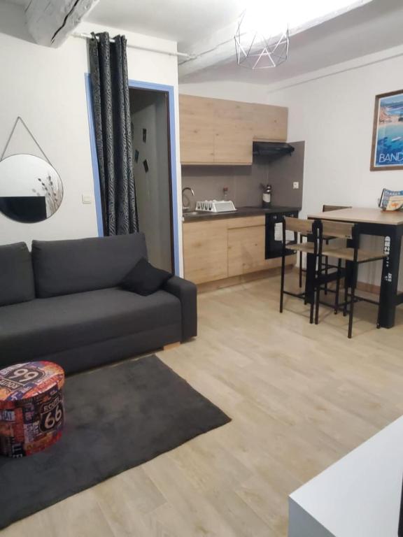 un salon avec un canapé et une table dans l'établissement Bandol Studio à deux pas du port, à Bandol