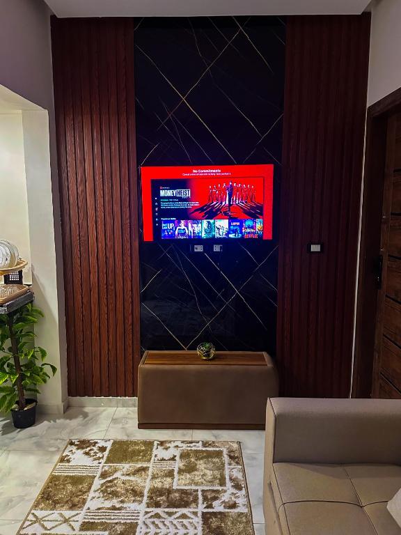 TV a/nebo společenská místnost v ubytování La Casa Del Rey II Downtown Cairo