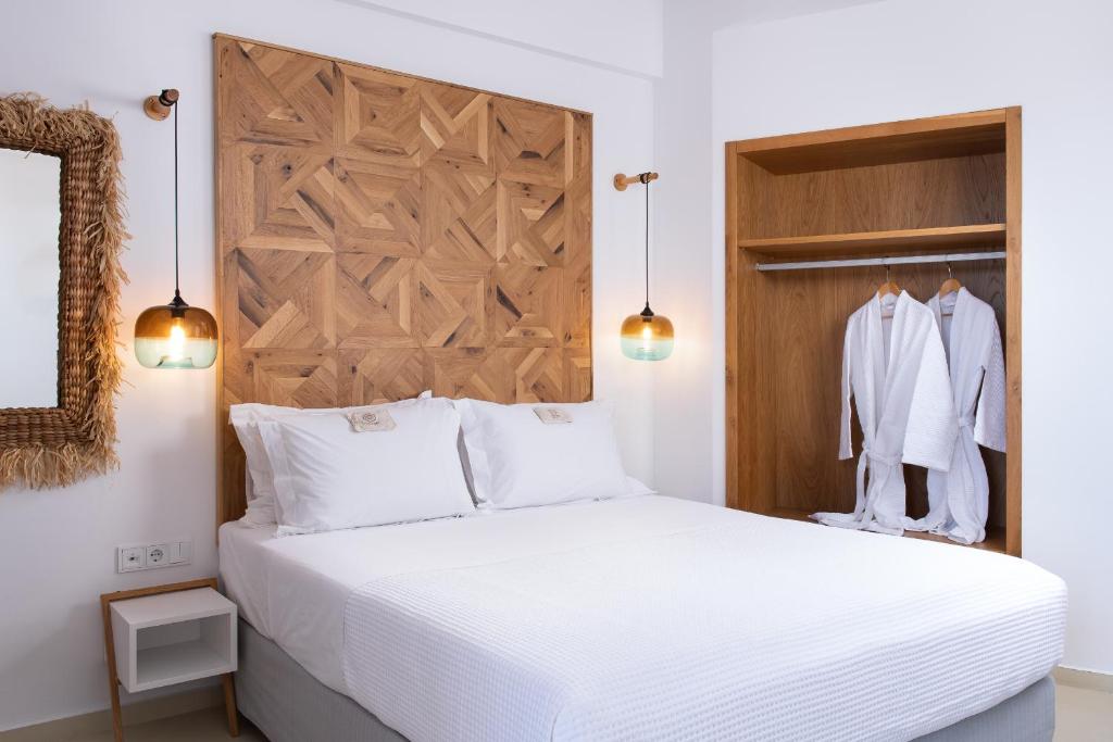 Postel nebo postele na pokoji v ubytování Icon Suites by the sea