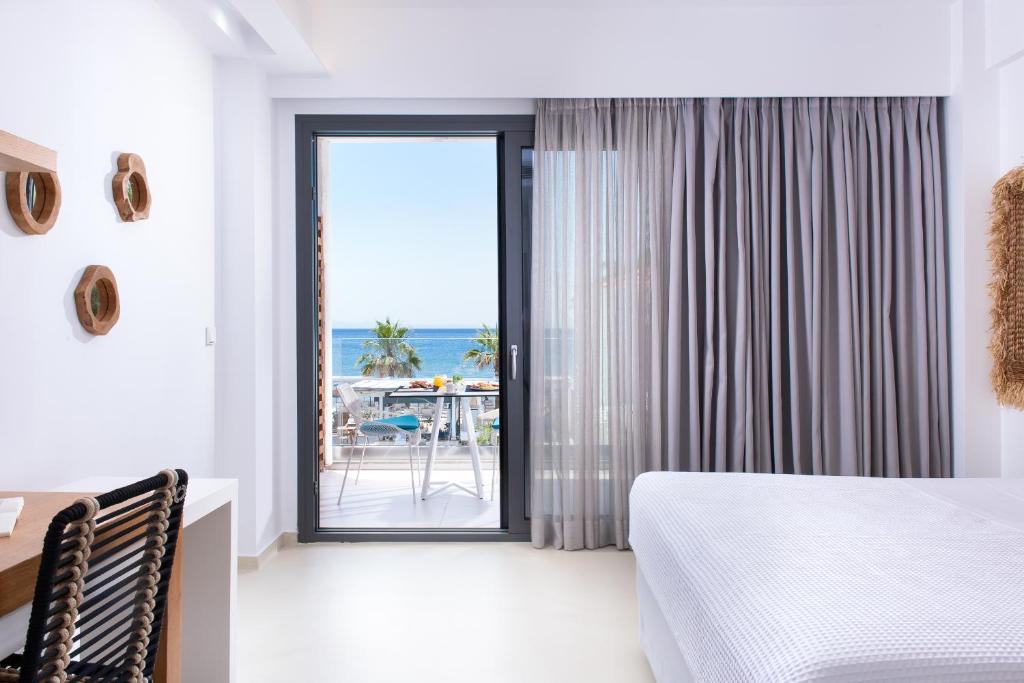 Postel nebo postele na pokoji v ubytování Icon Suites by the sea