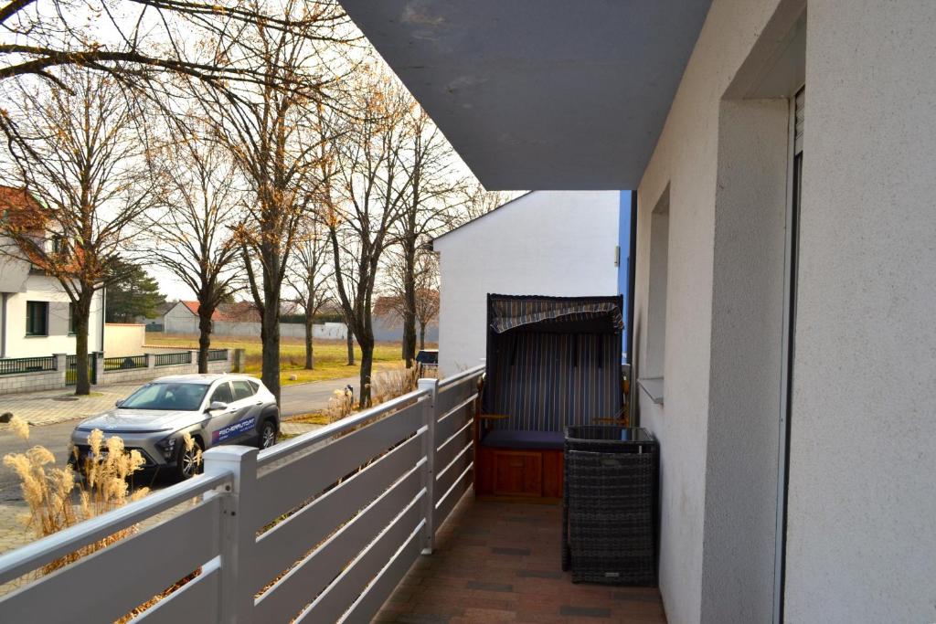 a car parked on the side of a house with a fence at Ferienwohnungen Halbturn in Halbturn