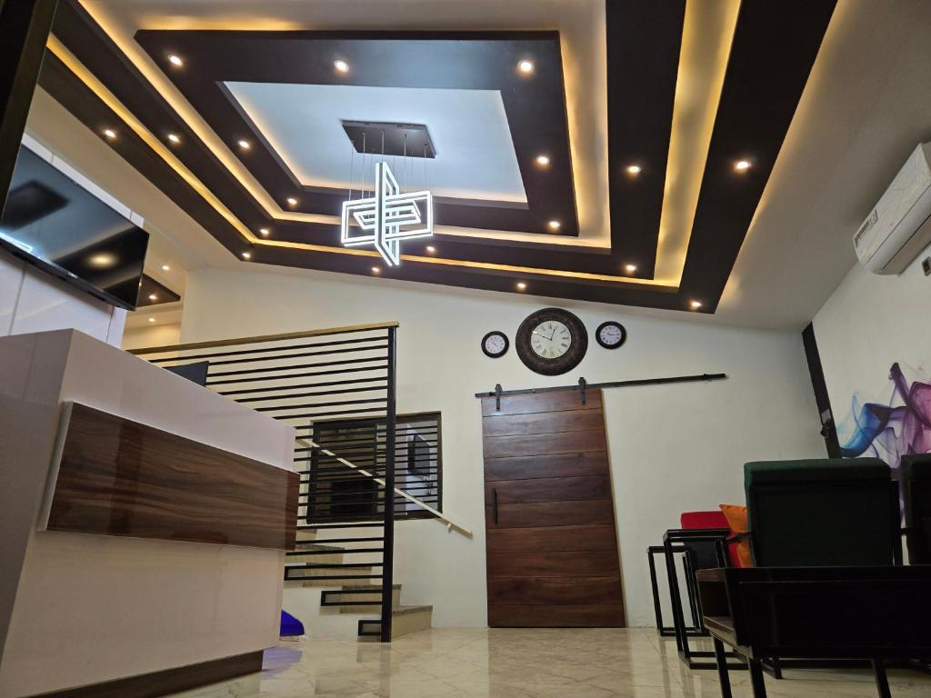 TV a/nebo společenská místnost v ubytování NEKST Hotel Ibadan