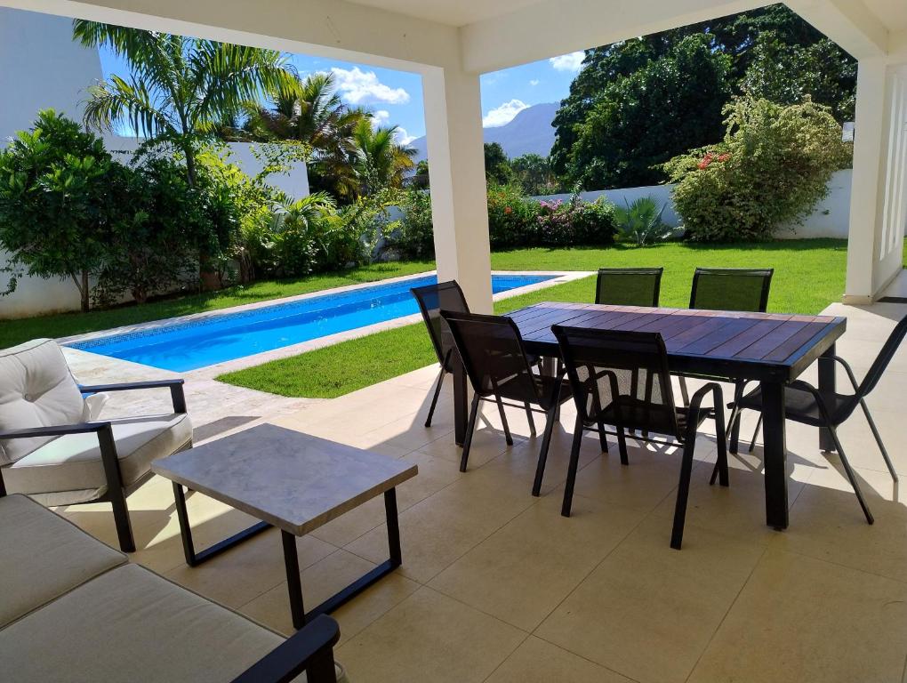 Bazén v ubytování Villa Deluxe Costambar nebo v jeho okolí