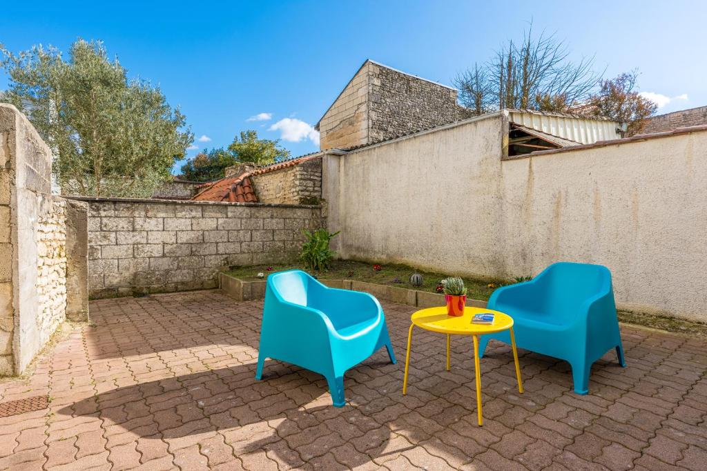 d'une terrasse avec deux chaises et une table. dans l'établissement Home in Niort, à Niort