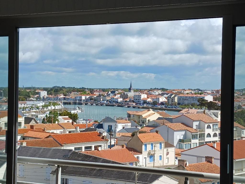 une vue d'une ville depuis une fenêtre dans l'établissement L'océania Joli studio 3 personnes au pied de la Grande plage, à Saint-Gilles-Croix-de-Vie