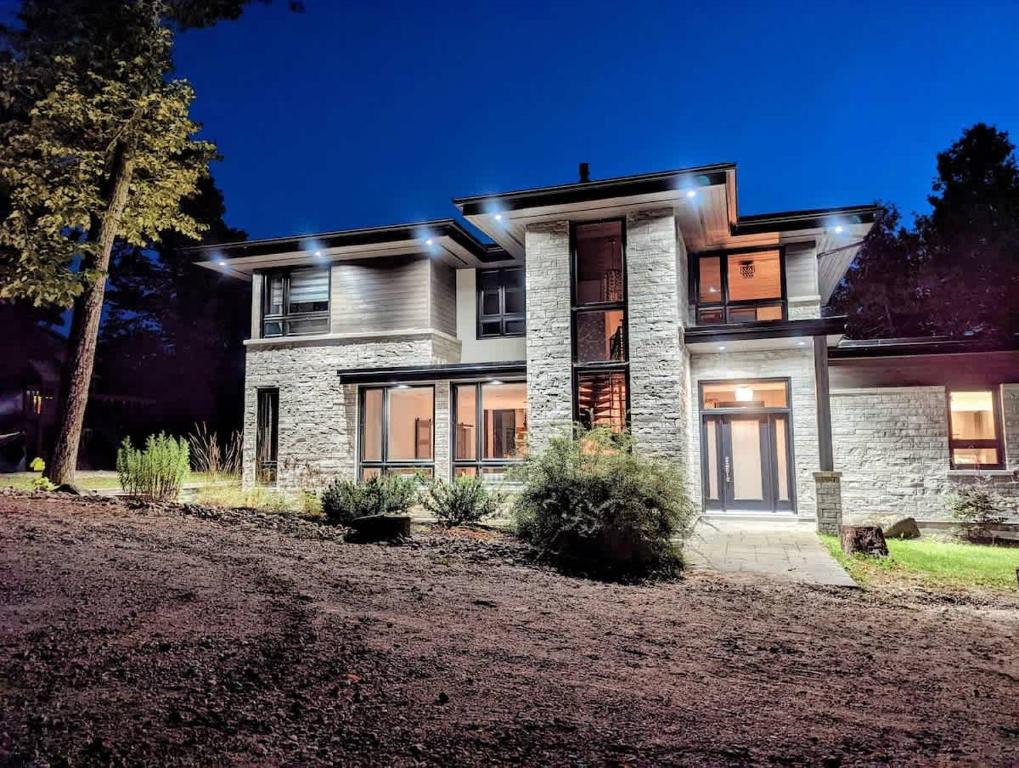 una casa con le luci sulla parte anteriore di Chalet Hill Top Inn a Messines