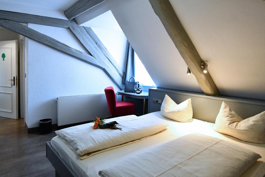 Postel nebo postele na pokoji v ubytování AKZENT Hotel Grüner Baum