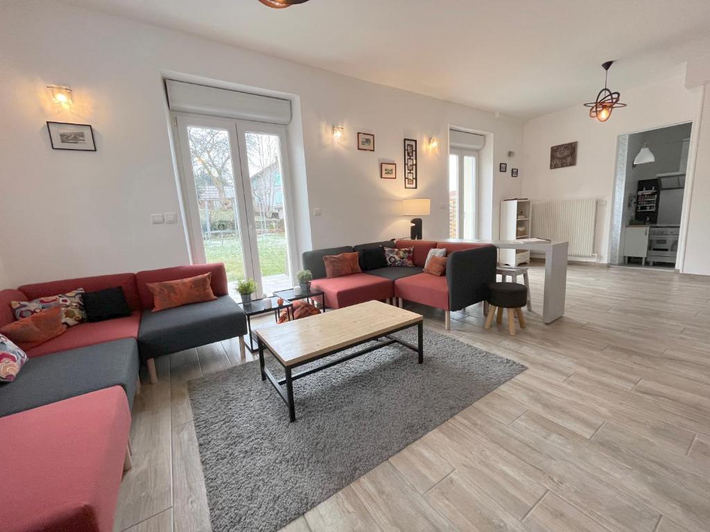 un salon avec deux canapés et une table dans l'établissement Le batelier du lac, à Gérardmer