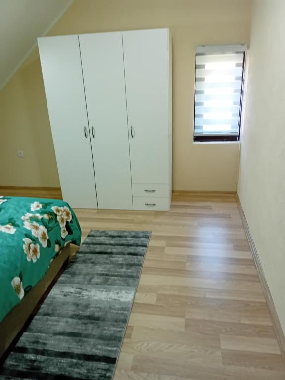 Una cama o camas en una habitación de Apartman Anči
