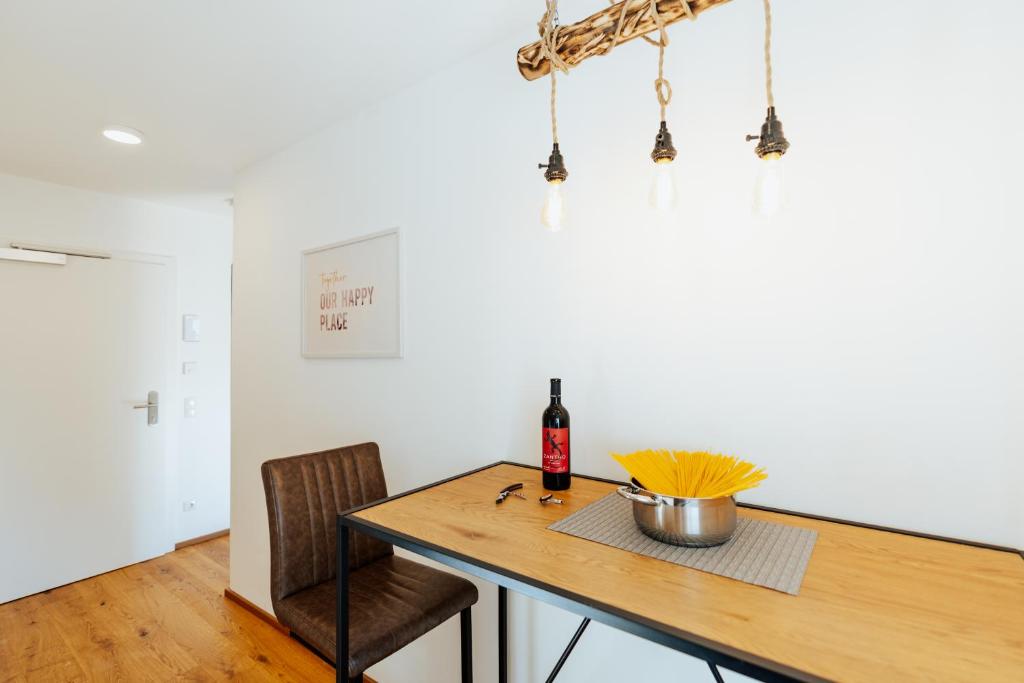 Nápoje v ubytování ArVia Living - Ferienwohnung in Altmünster, zentrale Lage, 7 Min Gehweg zum Traunsee, Balkon, Küche, gratis Parkplatz & WLAN