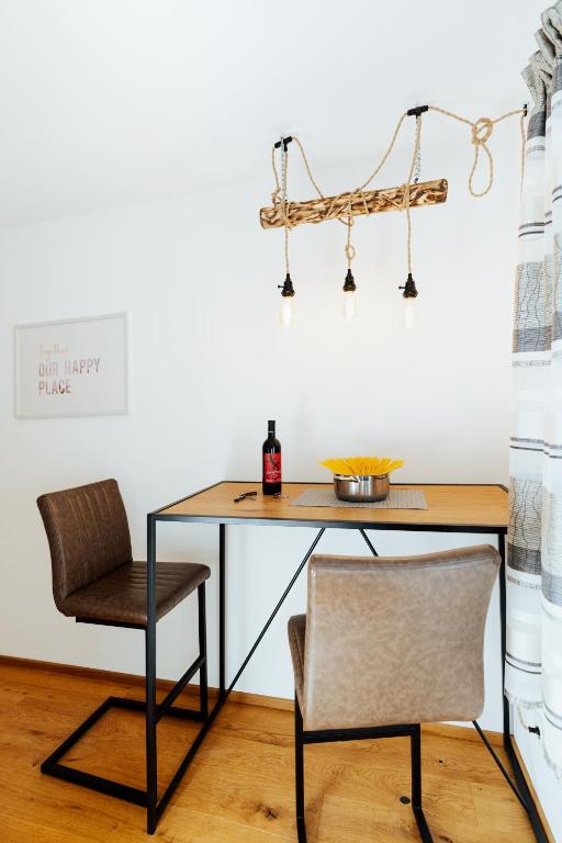 Fotografie z fotogalerie ubytování ArVia Living - Ferienwohnung in Altmünster, zentrale Lage, 7 Min Gehweg zum Traunsee, Balkon, Küche, gratis Parkplatz & WLAN v destinaci Altmünster