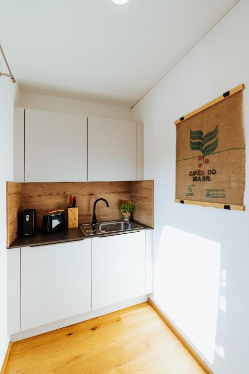 Kuchyň nebo kuchyňský kout v ubytování ArVia Living - Ferienwohnung in Altmünster, zentrale Lage, 7 Min Gehweg zum Traunsee, Balkon, Küche, gratis Parkplatz & WLAN