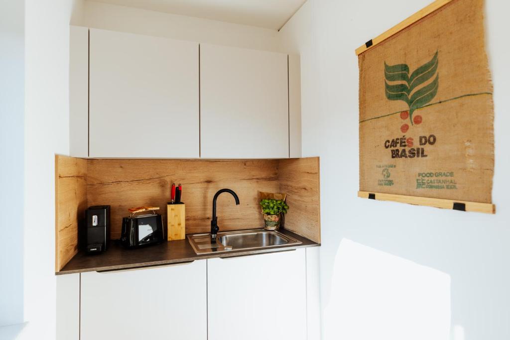 Kuchyň nebo kuchyňský kout v ubytování ArVia Living - Ferienwohnung in Altmünster, zentrale Lage, 7 Min Gehweg zum Traunsee, Balkon, Küche, gratis Parkplatz & WLAN