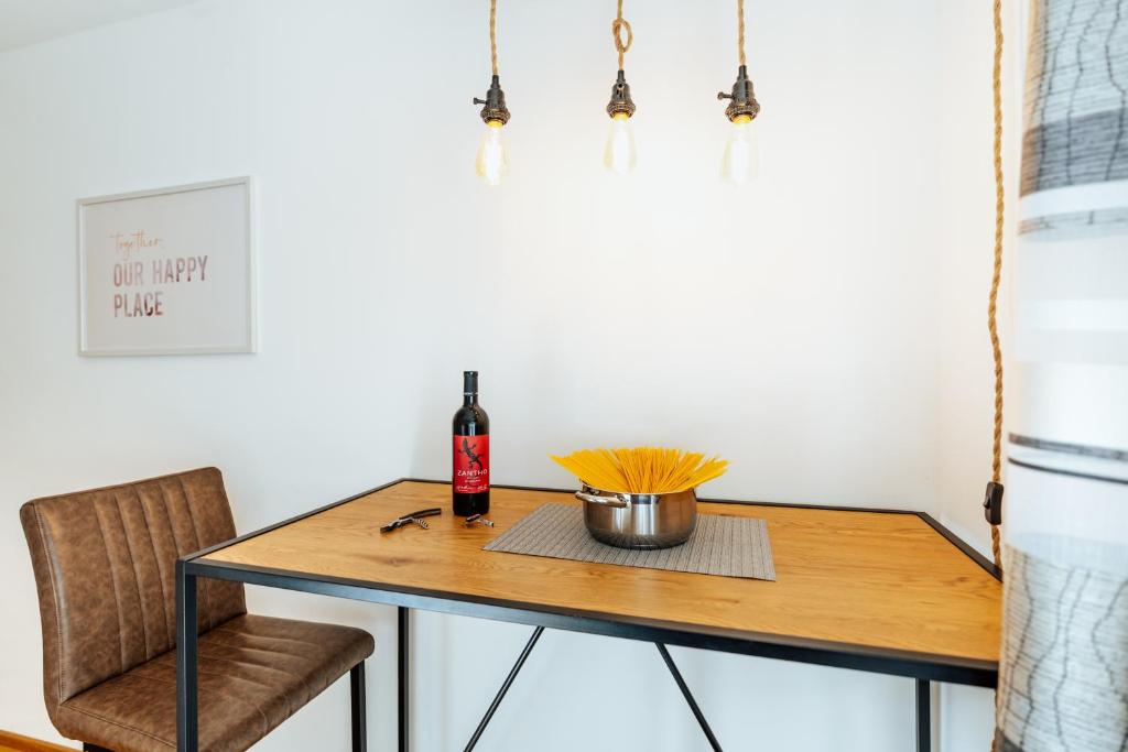 Nápoje v ubytování ArVia Living - Ferienwohnung in Altmünster, zentrale Lage, 7 Min Gehweg zum Traunsee, Balkon, Küche, gratis Parkplatz & WLAN