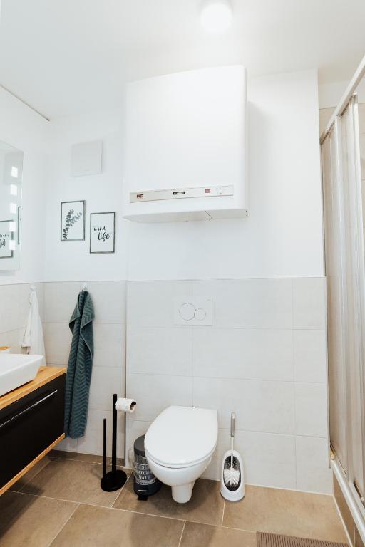 Koupelna v ubytování ArVia Living - Ferienwohnung in Altmünster, zentrale Lage, 7 Min Gehweg zum Traunsee, Balkon, Küche, gratis Parkplatz & WLAN