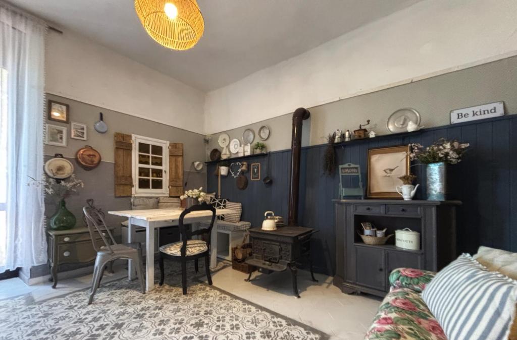 salon ze stołem i biurkiem w obiekcie La casa dei nonni w mieście Bracelli