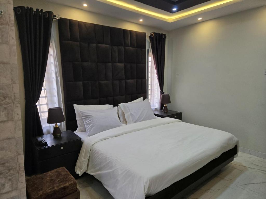 Postel nebo postele na pokoji v ubytování NEKST Hotel Ibadan