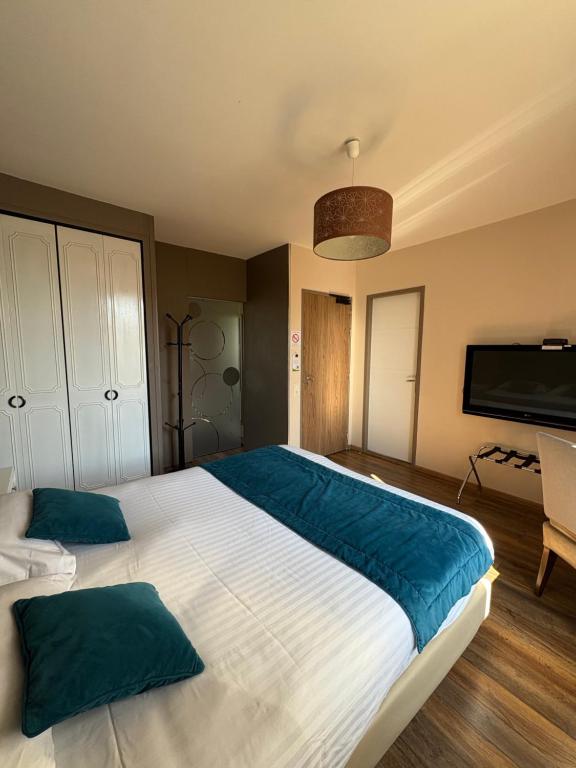 Hôtel La Vinaigrerie LOGIS - Family Double Room
