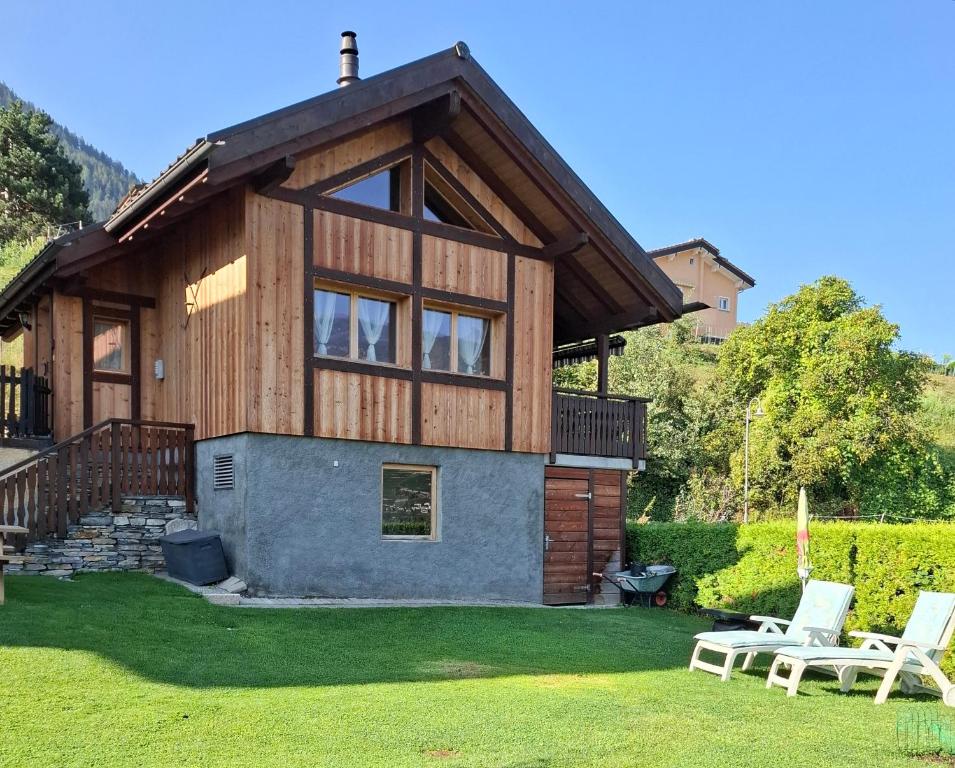 Aed väljaspool majutusasutust Charmante maisonnette avec vue sur les montagnes