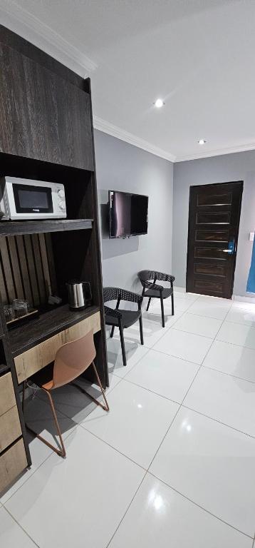 TV a/nebo společenská místnost v ubytování Grand Diamond Lodge