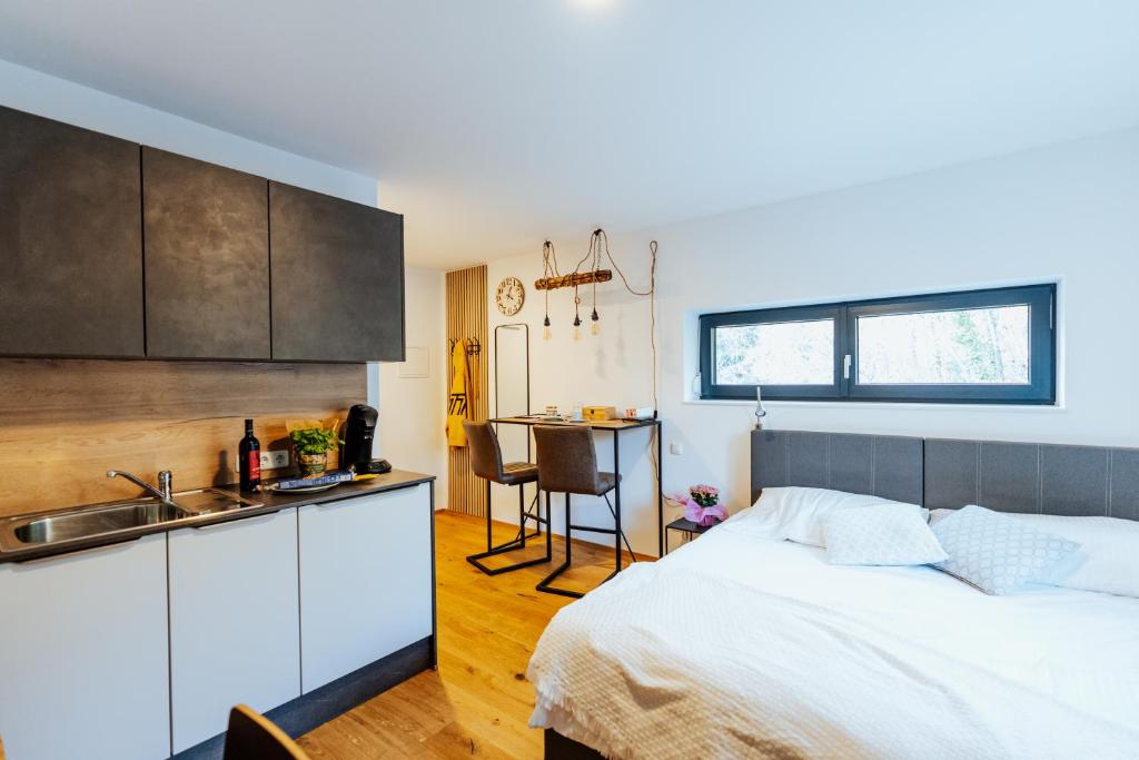 Kuchyň nebo kuchyňský kout v ubytování ArVia Living - Ferienwohnung in Altmünster, zentrale Lage, 7 Min Gehweg zum Traunsee, Balkon, Küche, gratis Parkplatz & WLAN