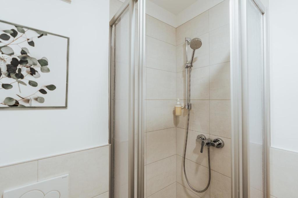 Koupelna v ubytování ArVia Living - Ferienwohnung in Altmünster, zentrale Lage, 7 Min Gehweg zum Traunsee, Balkon, Küche, gratis Parkplatz & WLAN