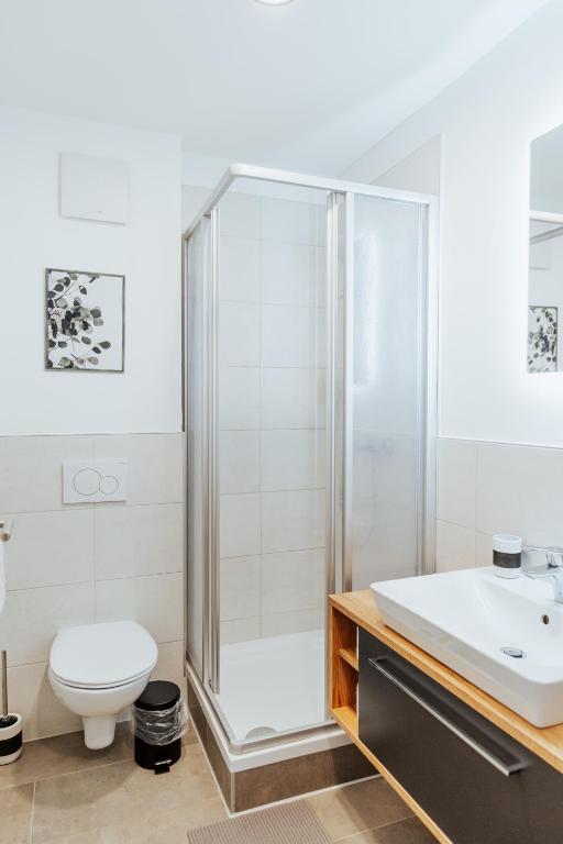 Koupelna v ubytování ArVia Living - Ferienwohnung in Altmünster, zentrale Lage, 7 Min Gehweg zum Traunsee, Balkon, Küche, gratis Parkplatz & WLAN