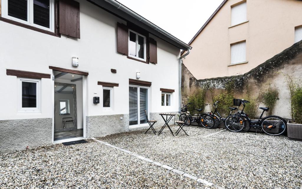 um grupo de bicicletas estacionadas ao lado de um edifício em La Maisonnette Alsacienne em Schiltigheim