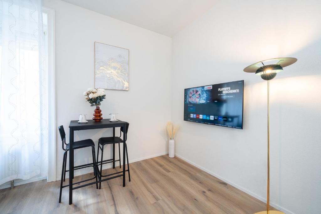 TV a/nebo společenská místnost v ubytování Studio Apartment - Central - Kitchen - self check in