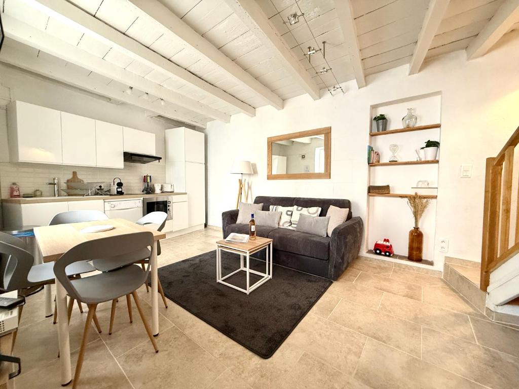 アルルにあるMaison Arenasのソファとテーブルのあるリビングルーム