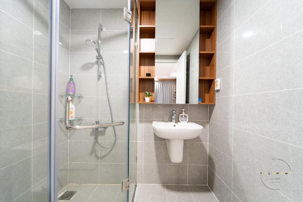 Koupelna v ubytování Elegant 2 bedroom- good location- yolohomesaigon- terra